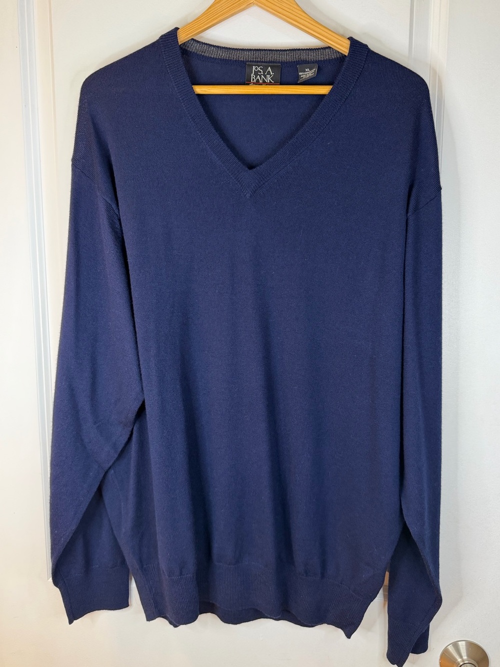 Jos. A. Bank Men's Navy merino wool V-Neck Sweater, size XL